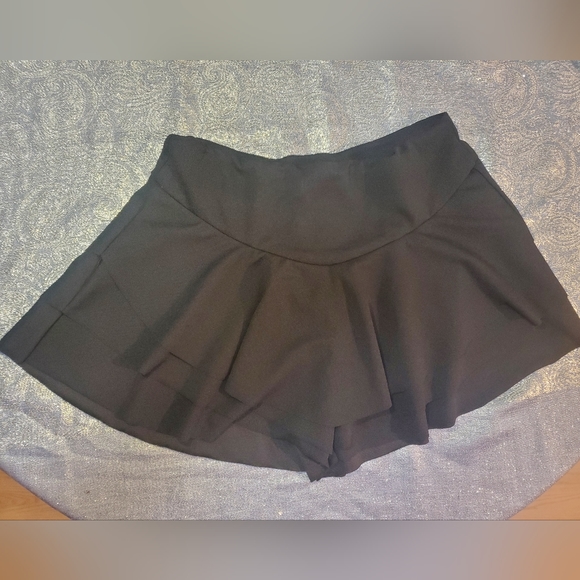 Black Skort (Skirt with shorts) - Picture 5 of 7